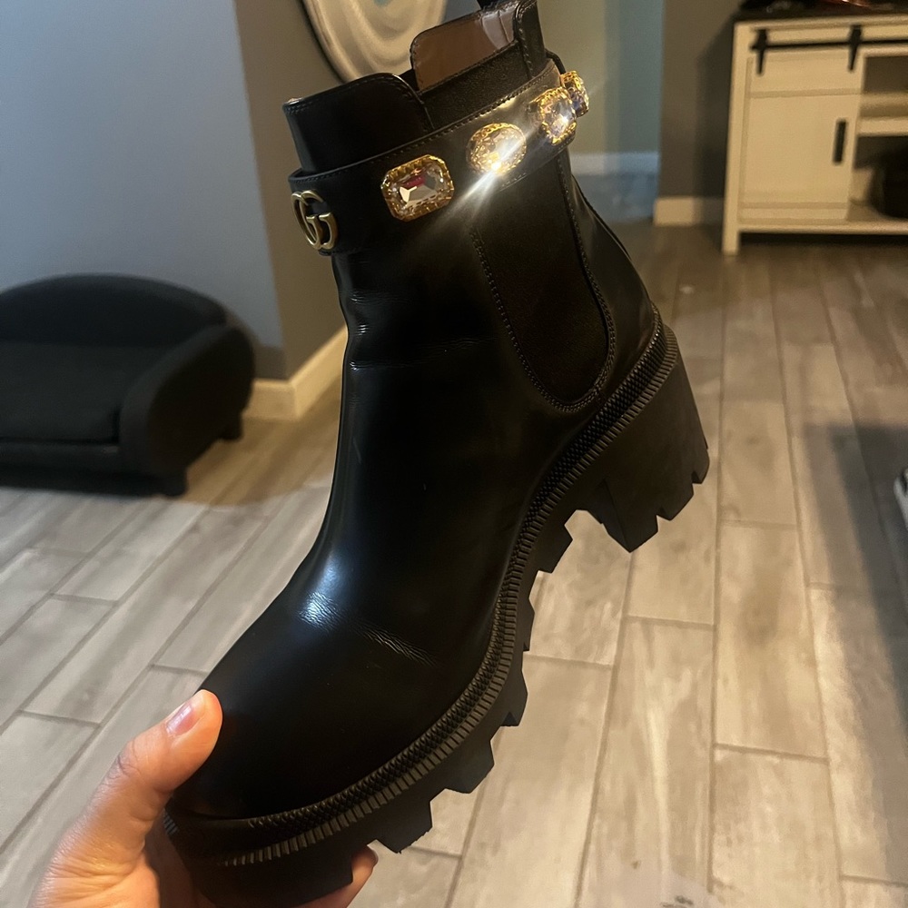 Gucci women’s leather ankle boot with belt